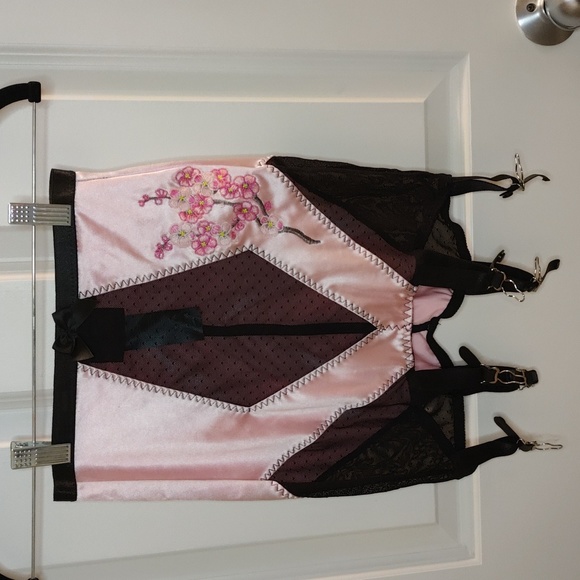 Bedroom Stories garter skirt and bra set - Picture 2 of 9